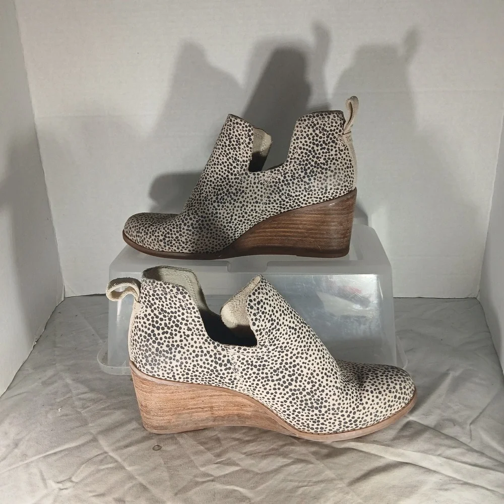 TOMS Wedge Booties 8.5 Cream Black Animal Print Spotted Hair-on-Hide Ankle Boots
